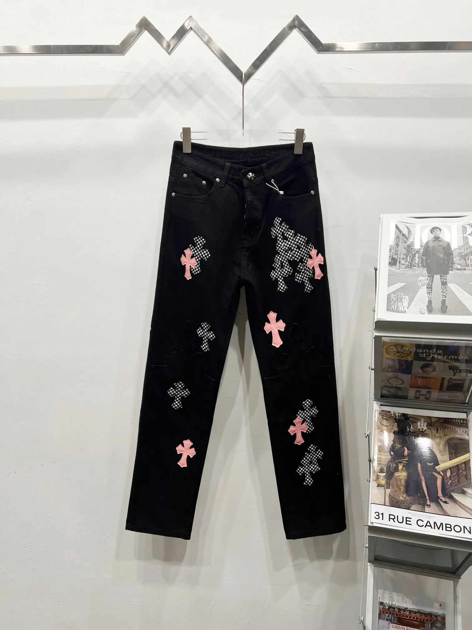P260 Style number: (c015) Chrome hearts Cross patch leather jeans workwear logging pants Chrome hearts logging pants are here! ! ! CH Croix Heart Double Knee Cross Patch Leather Bo1 Style Logging Pants Straight-leg Work Pants B136 Croix Heart Cross Sanskrit Overalls Price 4W Level, Patched Cross Pattern Decoration, High Waist Washed Jeans! ! Absolutely high-end luxury products, 1.9W level god-level single products, super popular products, made by top heavy industry, not to be missed. About Zangyin, this is an extremely luxurious fashion brand, which can also be called the nobles of the high street. It has always been an exclusive brand of some hipsters or rich second generation. Compared with ordinary high streets, it is more luxurious and noble. Compared with luxury brands, it has a more fashionable personality and has always been a brand that I have a special liking for. Imported yarn is custom-woven into a high-density twill canvas, which ensures a crisp silhouette while also making the fabric feel very delicate. It follows the B01 classic silhouette, with a crisp and stylish upper body. The ready-made garments are stone-ground and fermented, so they can be matched with any style. Buttons and brushed zinc are washed with genuine YKK retro metal products. Double-layered canvas on the front. Perfect details. All hardware is perfect. Size: s-XXL Color: Black